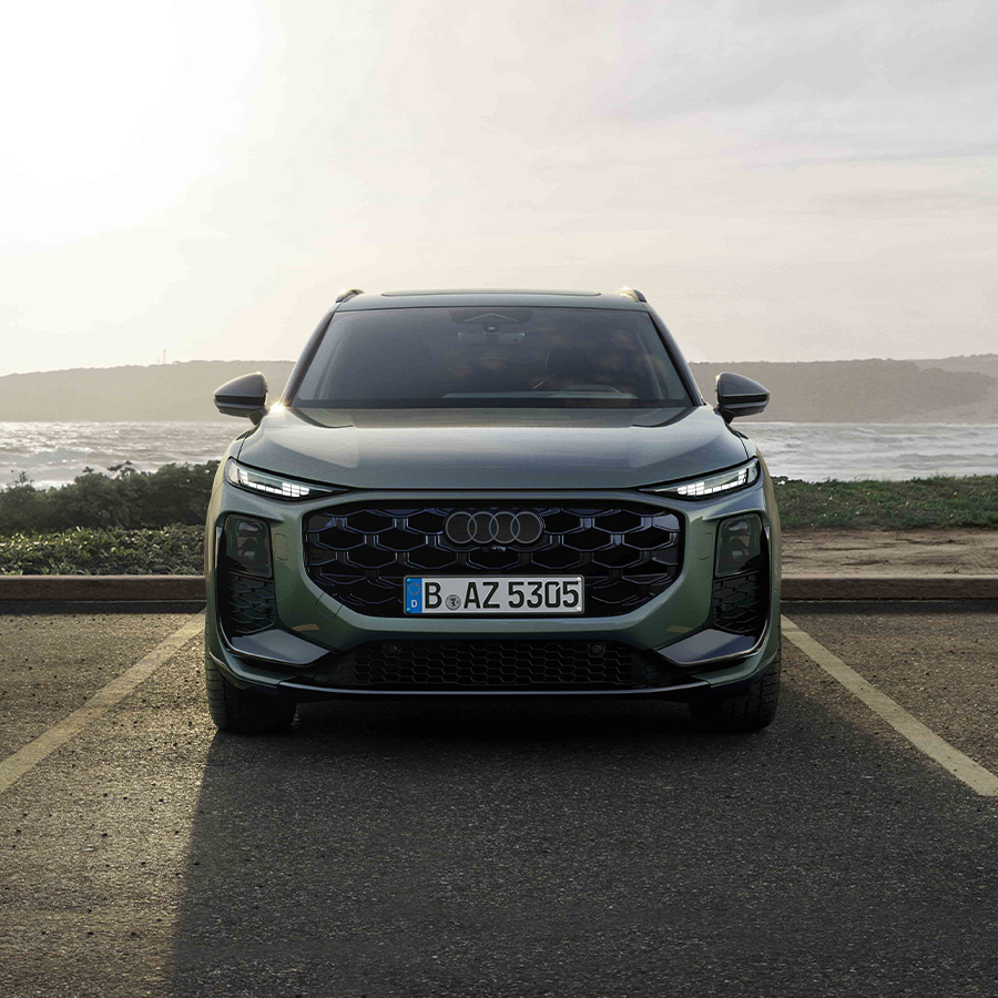 Der neue Audi Q3 SUV fährt auch einer Straße